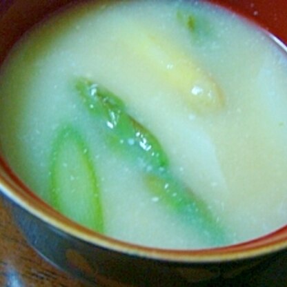 緑と白のアスパラのお味噌汁